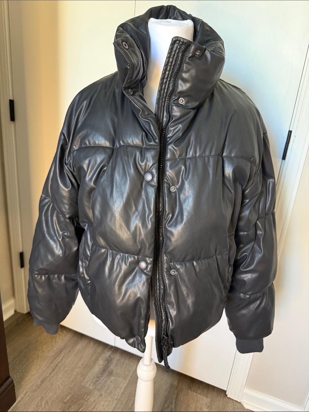 American eagle SZ SM Women's Black faux leather Puffer Jacket. Perfect condition